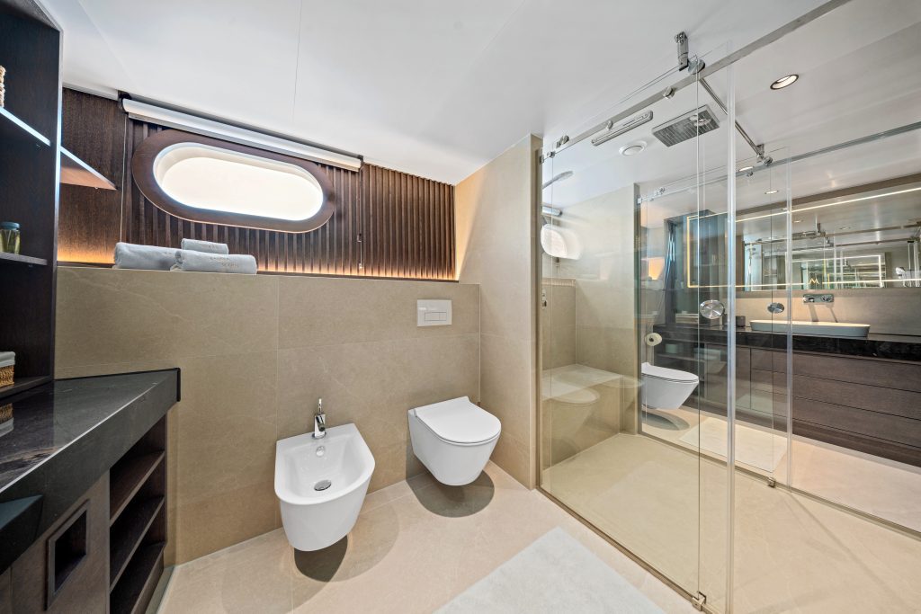 ANIMA MARIS Master stateroom en suite - Lower deck Aft ANIMA MARIS Master stateroom en suite - Lower deck Aft